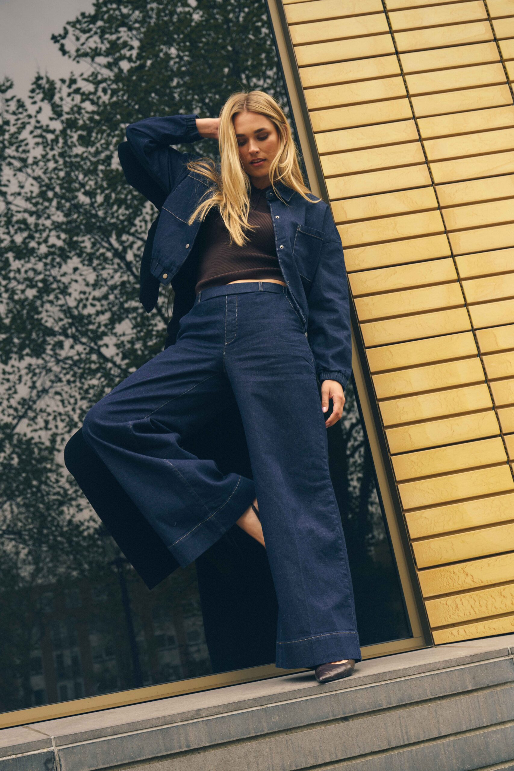 FW261266370-D156-4